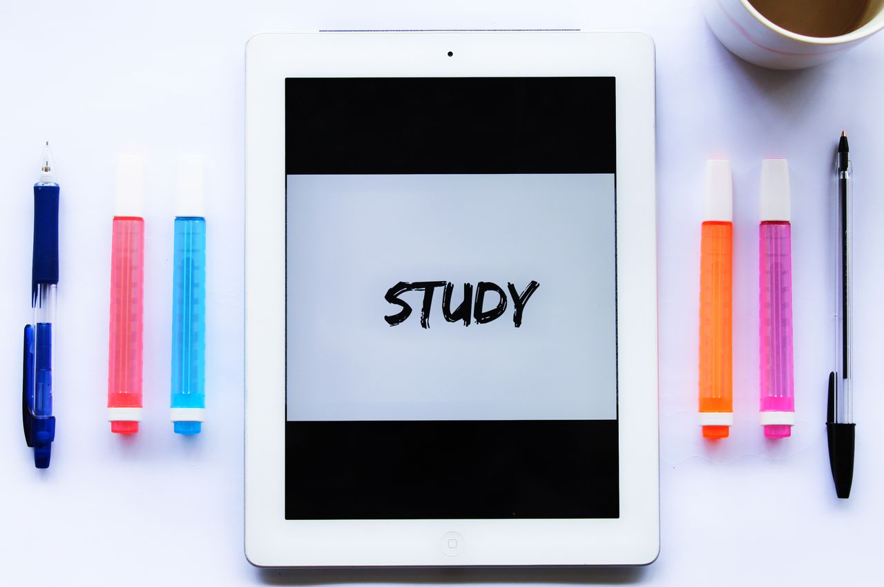 Study setup with tablet and colored pens enhancing a learning environment.